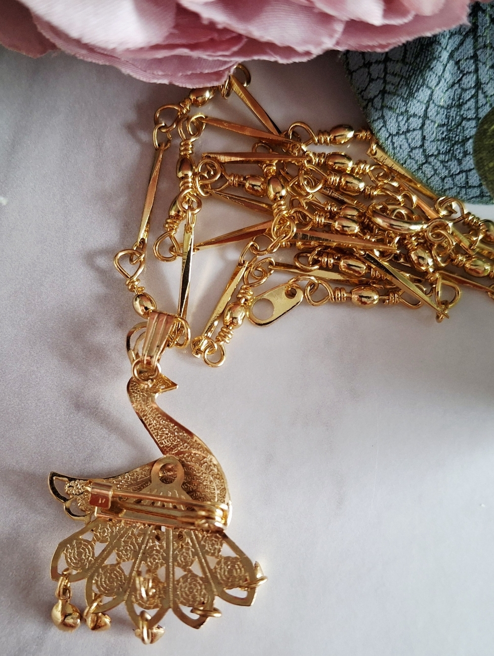 Vintage 80s 🦢✨️❤️Red Jewelled Golden Swan Pendant/Brooch Necklace - Picture 2 of 3